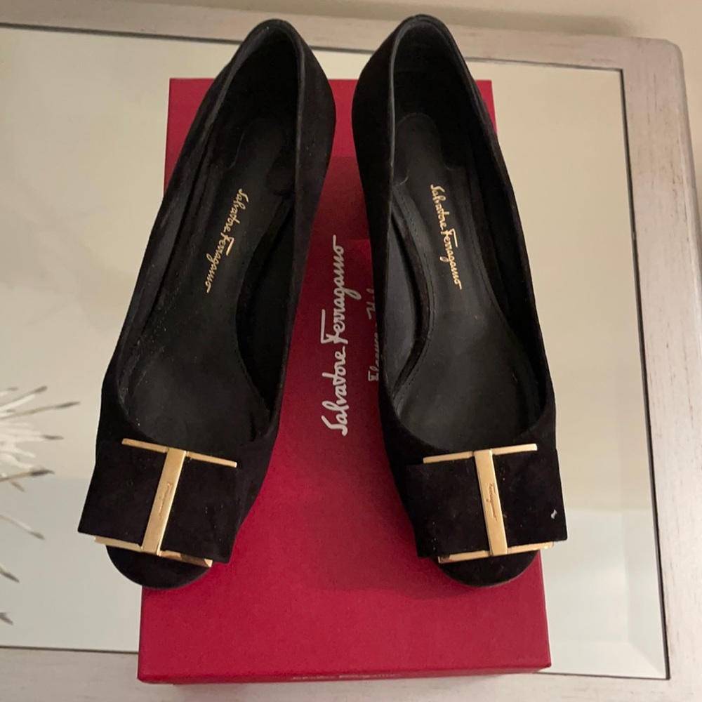 FERRAGAMO suede shoe w stunning gold heel